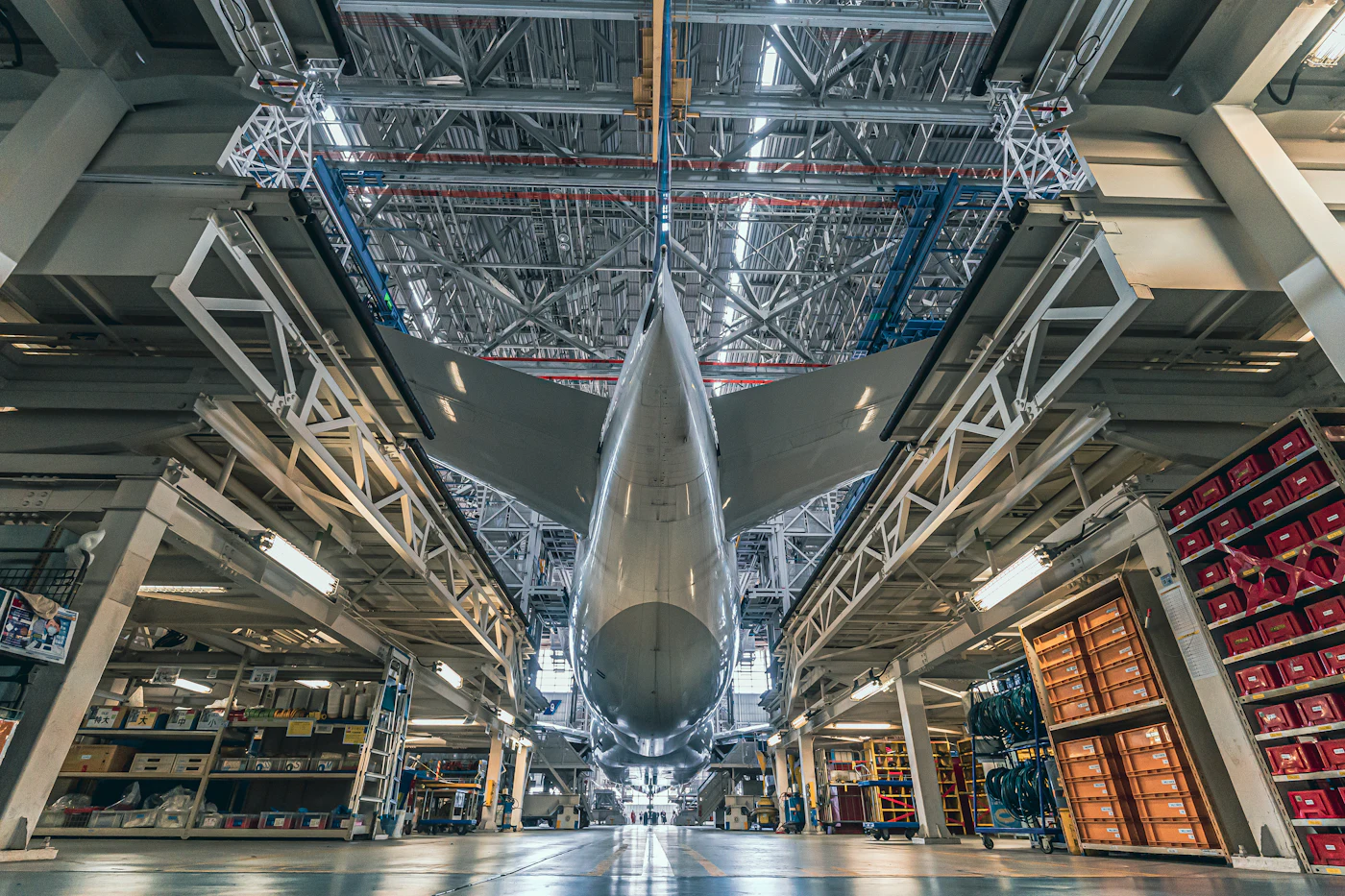 Hangarda tek gövde hâlinde duran büyük bir uçak